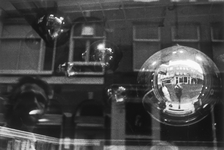 853915 Zelfportret van de antiquaar en amateurfotograaf Frans Lapoutre in een glazen bol of kerstbal in een etalage in ...